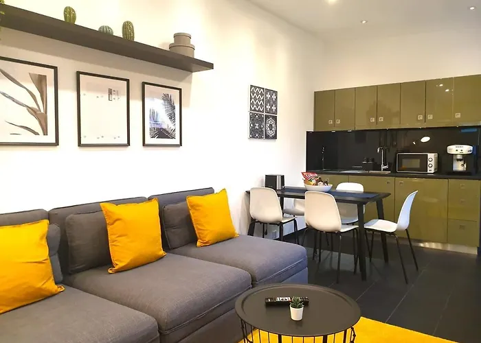 Cosy With Private Parking Apartment *